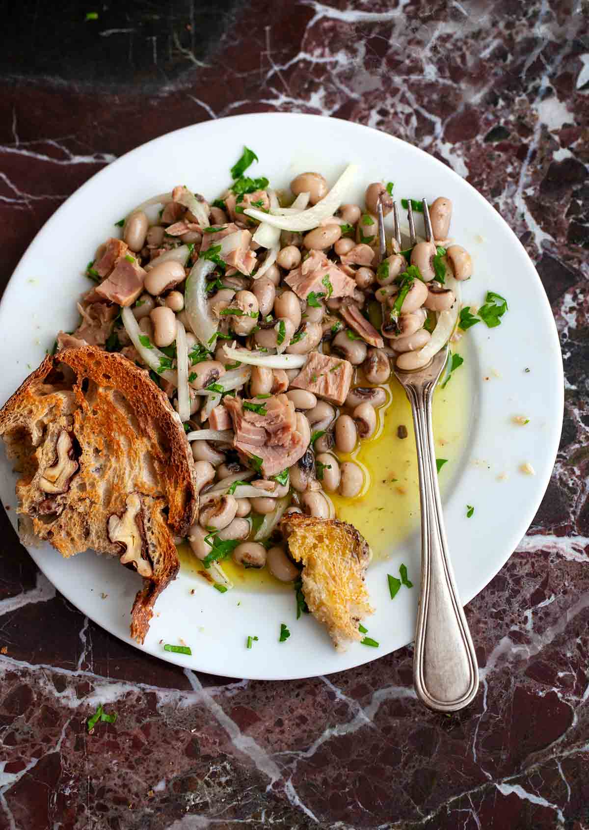 https://leitesculinaria.com/wp-content/uploads/2009/04/portuguese-salad-black-eyed-peas-tuna.jpg