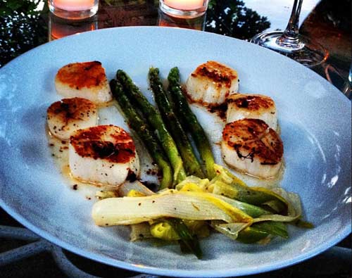 Scallops with Asparagus and Leeks
