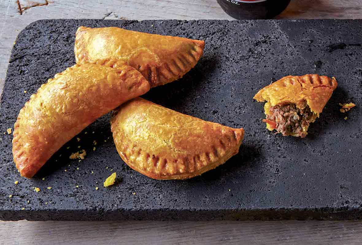 https://leitesculinaria.com/wp-content/uploads/2013/01/jamaican-beef-turnovers-fp.jpg