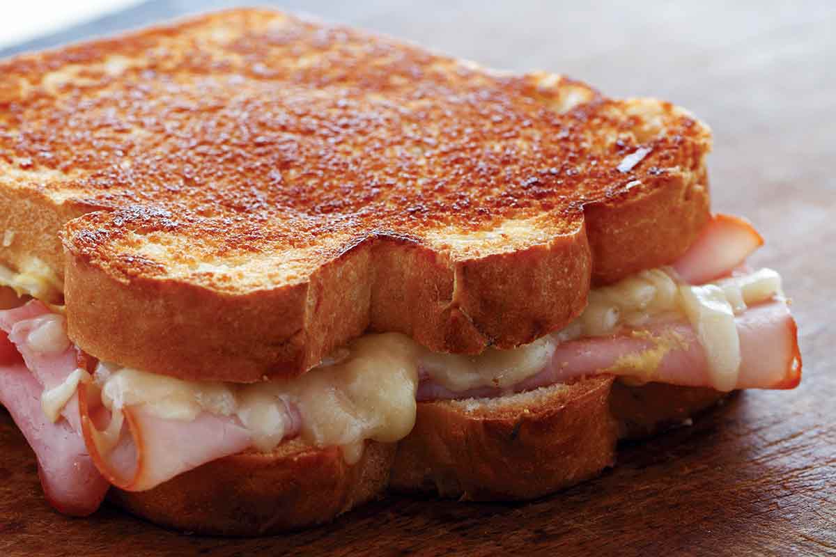 https://leitesculinaria.com/wp-content/uploads/2015/12/grilled-ham-and-cheese-sandwich-fp.jpg