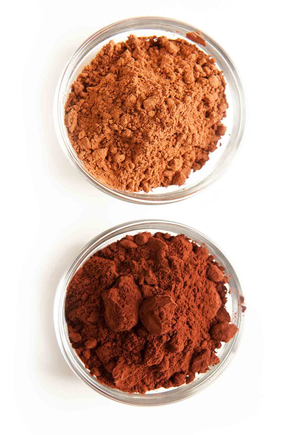 Two bowls of cocoa powders for the writing, what is the difference between cocoa powders?