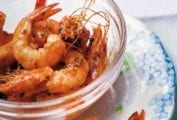 Glass bowl filled with garlic shrimp, sautéed with oil, butter, chiles pepper, and garlic