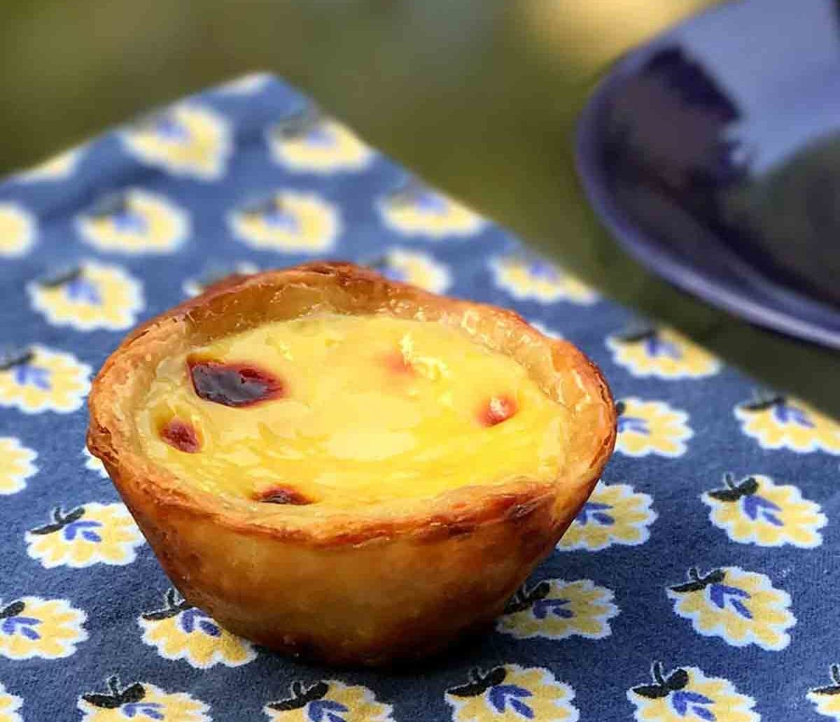 One pasteis de nata on a patterned napkin.