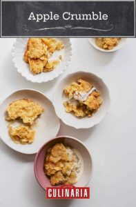 Five individual servings of easy apple crumble in different bowls.