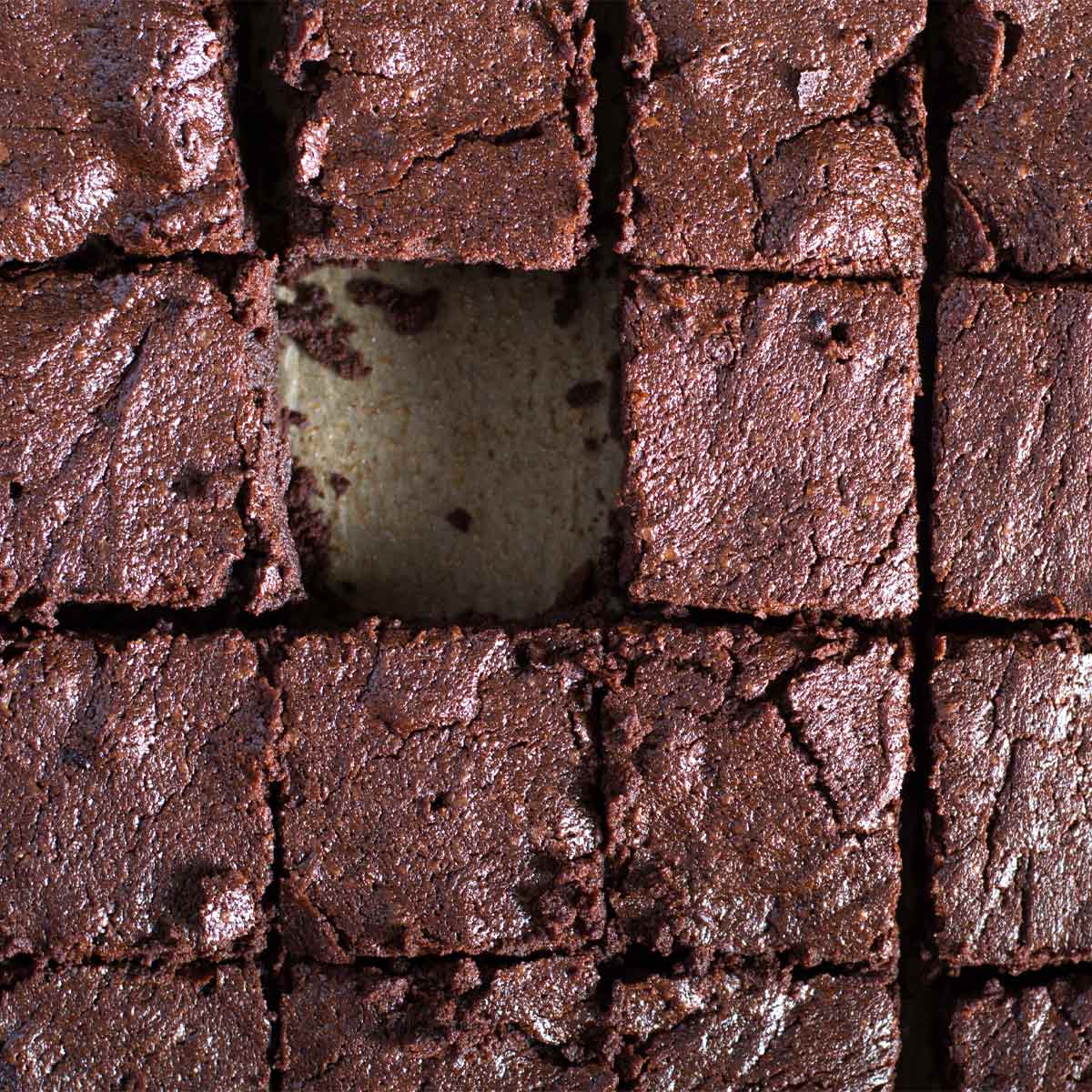 En bricka med brownies för en folkmassa där en brownie saknas.