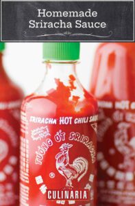 Tre flaskor fyllda med hemgjord Srirachasås.