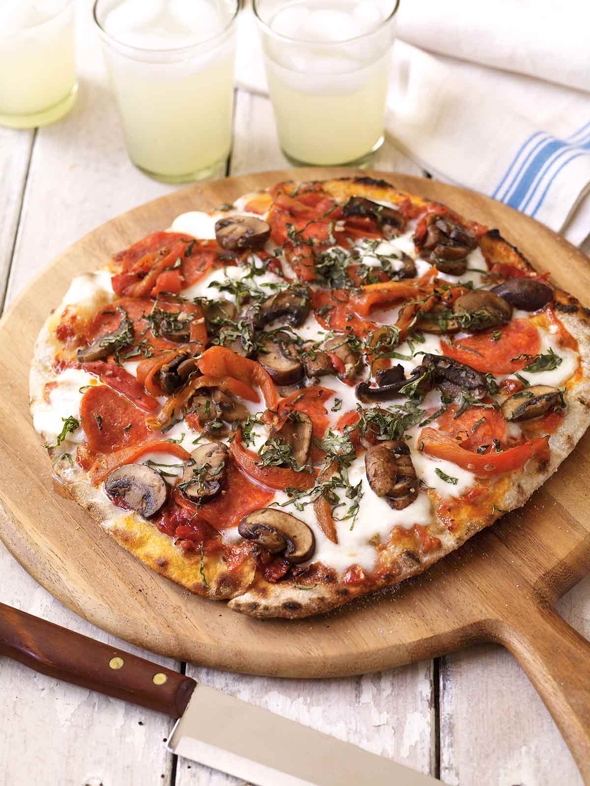 https://leitesculinaria.com/wp-content/uploads/2021/06/grilled-pizza-pepperoni-mushrooms.jpg