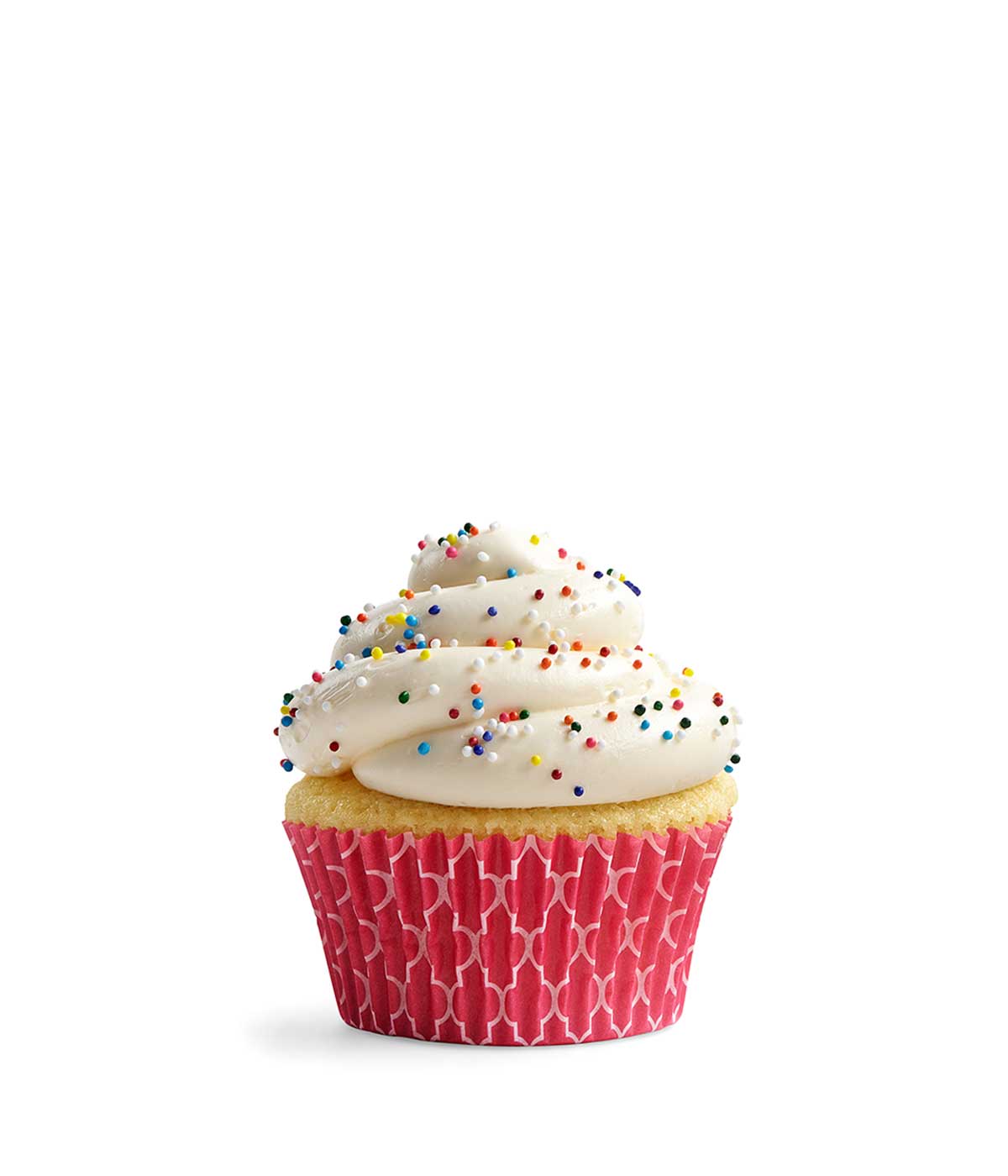 En klassisk vaniljcupcake med cream cheese frosting med regnbågsströssel, i ett rosa cupcakepapper.