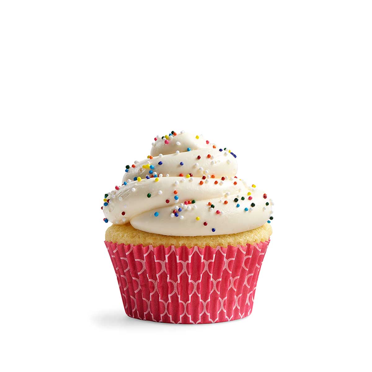 En klassisk vaniljcupcake med cream cheese frosting med regnbågsströssel, i ett rosa cupcakepapper.