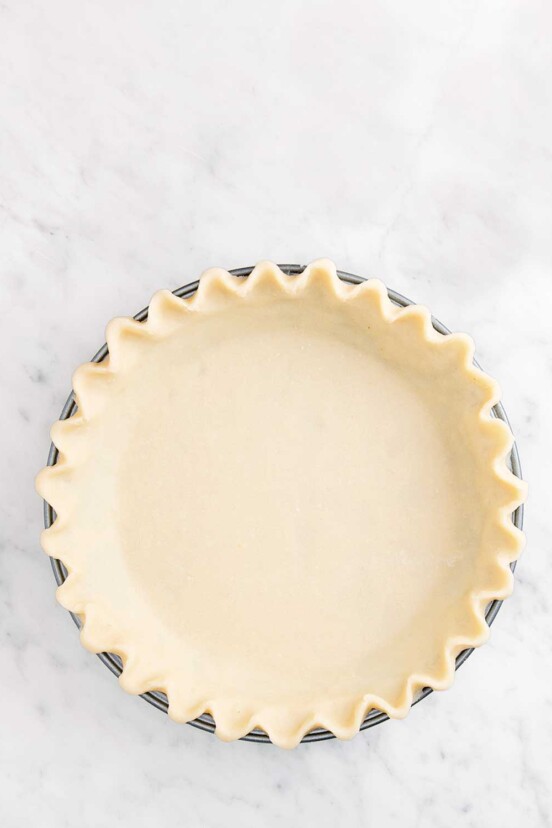 A crimped pie crust in a pie plate.