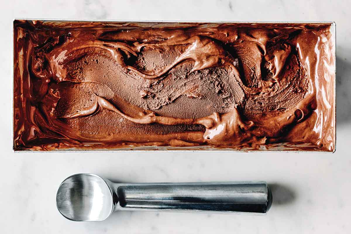 https://leitesculinaria.com/wp-content/uploads/2021/10/dark-chocolate-tahini-ice-cream-fp.jpg