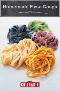 Hemlagad pastadeg i 5 färger, vanligt bläckfiskbläck, spenat, betor och saffran på vit bakgrund.