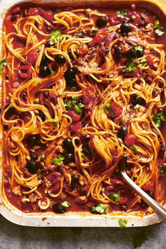 A tray of one-pan spaghetti puttanesca