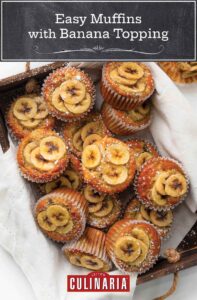 En trälåda fylld med banantoppade muffins.