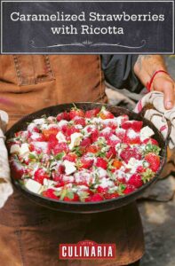 En person som använder en kökshandduk för att hålla sidorna av en stor stekpanna fylld med jordgubbar som kastas med smör och socker.