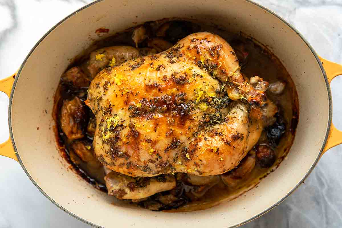 https://leitesculinaria.com/wp-content/uploads/2023/02/dutch-oven-roast-chicken-shallots-fp.jpg