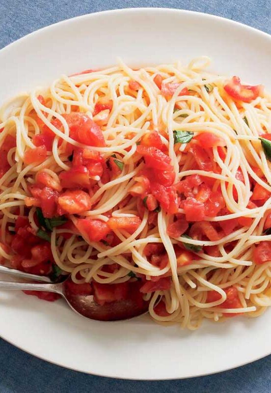 How to Make Spaghetti with Raw Tomato Sauce