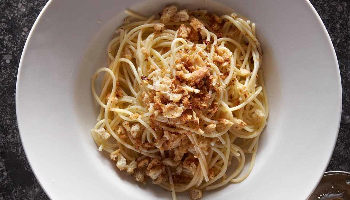 Spaghetti with Bread Crumbs – Leite's Culinaria
